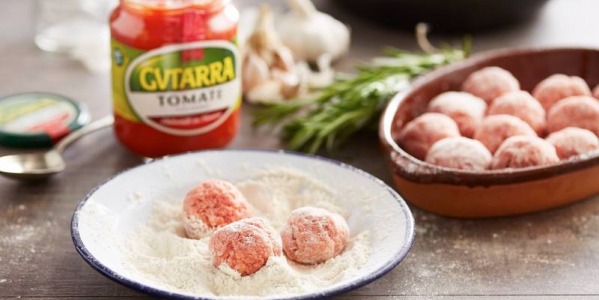 Albóndigas con tomate cocinado Gvtarra