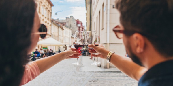 Cómo sostener correctamente la copa de vino